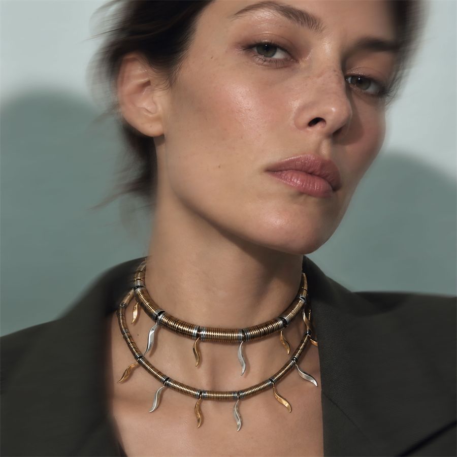 Choker necklace with gold-colored hematite discs FLAME | CL EMATGIR DIS ORO